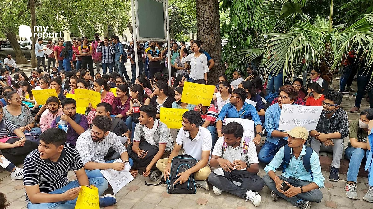 <div class="paragraphs"><p>Students of science faculty from Delhi University protesting over lab charges.</p></div>