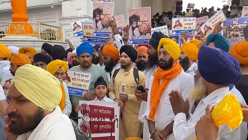 <div class="paragraphs"><p>Pro-Khalistani groups outside Golden Temple on 6 June 2022.</p></div>