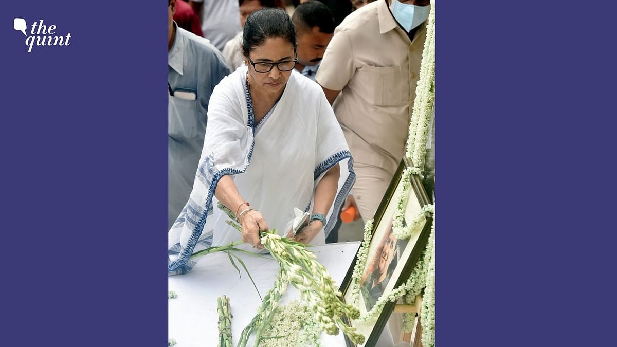 <div class="paragraphs"><p>Mamata Banerjee pays last respects to KK.</p></div>