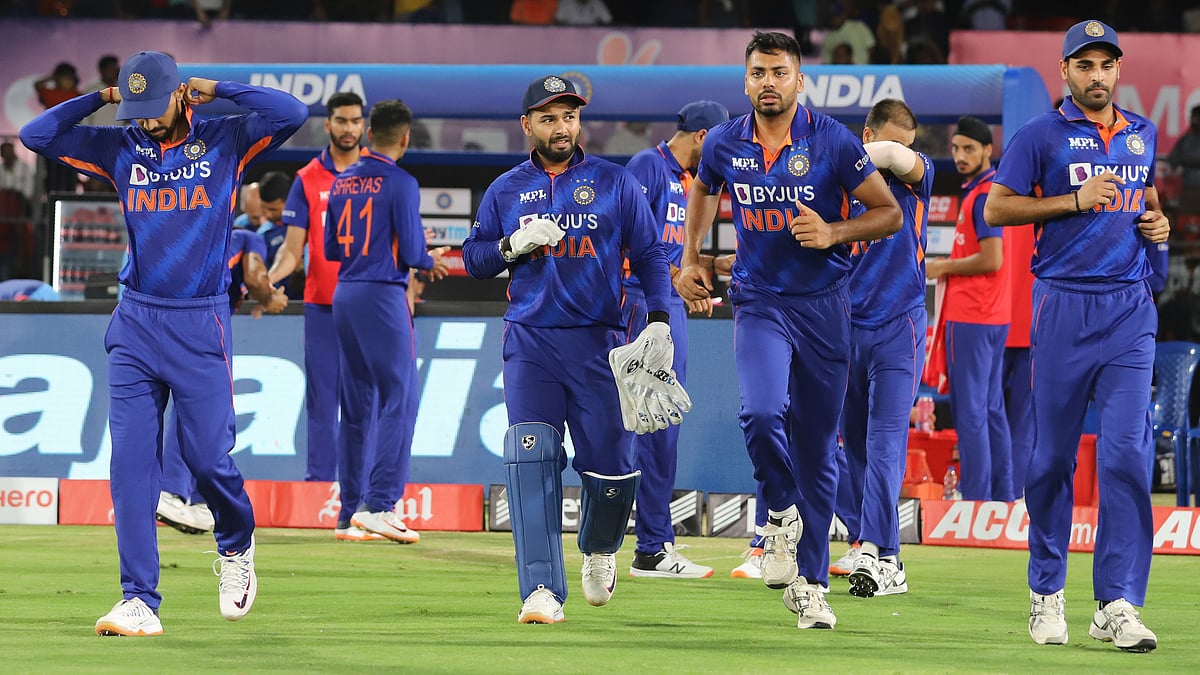 <div class="paragraphs"><p>India come out to field against SA in Cuttack.</p></div>