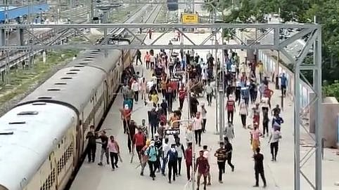 <div class="paragraphs"><p>Protests against the Centre's Agnipath scheme gripped the Ballia railway station in UP as well.</p></div>
