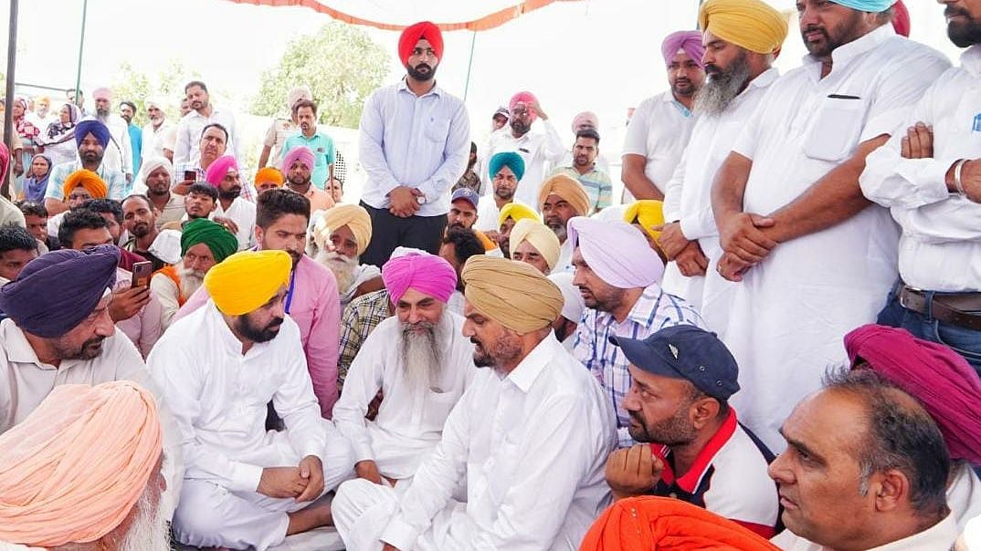 <div class="paragraphs"><p>(Punjab CM Bhangwant Mann meets Sidhu Moose Wala's family.)</p></div>