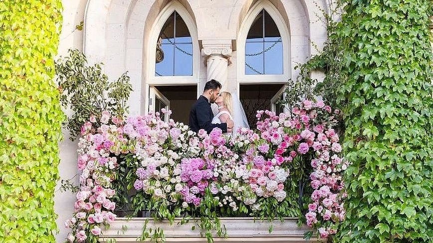 <div class="paragraphs"><p>American singer Britney Spears shares a kiss with husband, Sam Asghari.</p></div>
