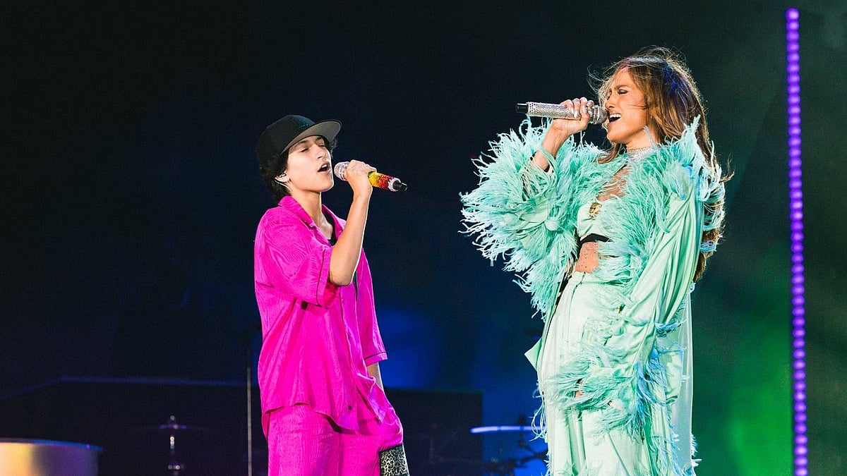 <div class="paragraphs"><p>Jennifer Lopez with her child, Emme at the LADF Gala.</p></div>