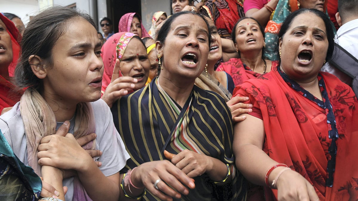 <div class="paragraphs"><p>Family members mourn the passing away of tailor Kanhaiya Lal in Udaipur on Wednesday, 29 June.</p></div>