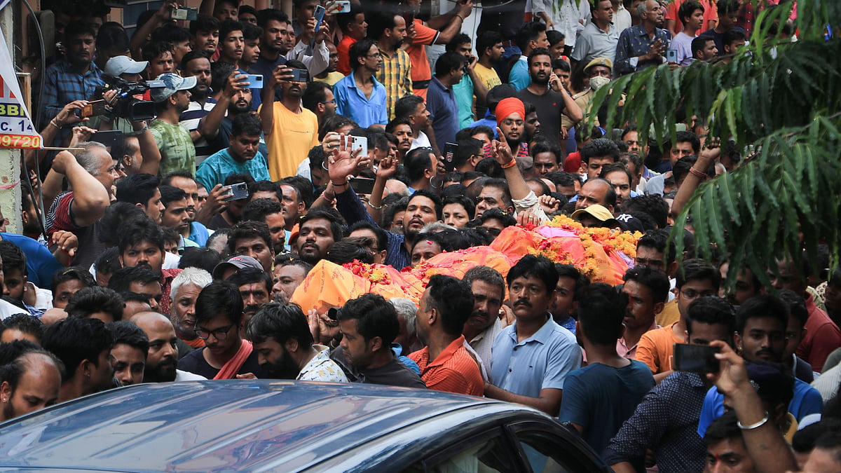 <div class="paragraphs"><p>Kanhaiya Lal's <a href="https://www.thequint.com/news/india/tailor-kanhaiya-lal-funeral-udaipur-tight-security-killed-social-media-post-nupur-sharma-prophet-muhammad">funeral</a> was held in Udaipur in the presence of a large number of people, amid a curfew in different parts of the city. His family has demanded the death penalty for both the accused.</p></div>