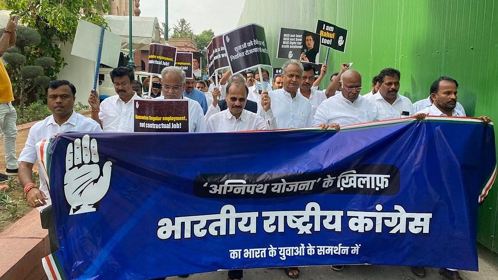 <div class="paragraphs"><p>Congress leaders march towards the Rashtrapati Bhawan.</p></div>