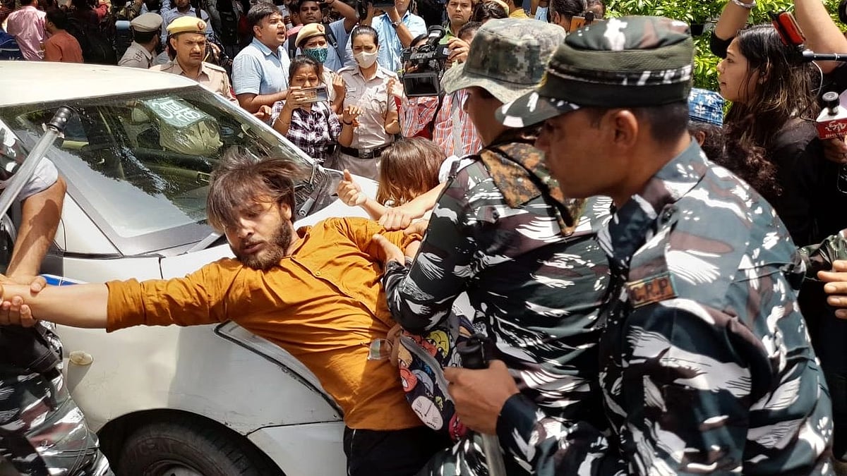 <div class="paragraphs"><p>With protests against the new <a href="https://www.thequint.com/news/india/agnipath-scheme-good-or-bad-defence-veterans#read-more">Agnipath scheme</a> growing across the country, agitation escalated in Delhi on Friday, 17 June, with large gatherings of protestors in several areas.</p></div>