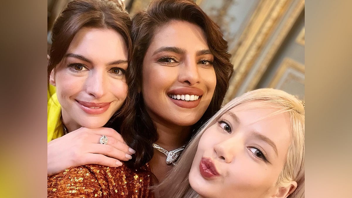<div class="paragraphs"><p>Actors Priyanka Chopra and Anne Hathaway with BLACKPINK singer Lisa.</p></div>