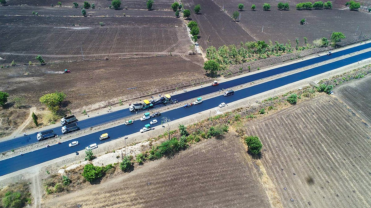 <div class="paragraphs"><p>The NHAI set the <a href="https://thequint.com/topic/guinness-world-record">Guinness World Record</a> for the longest continuously laid bituminous lane in Maharashtra </p></div>