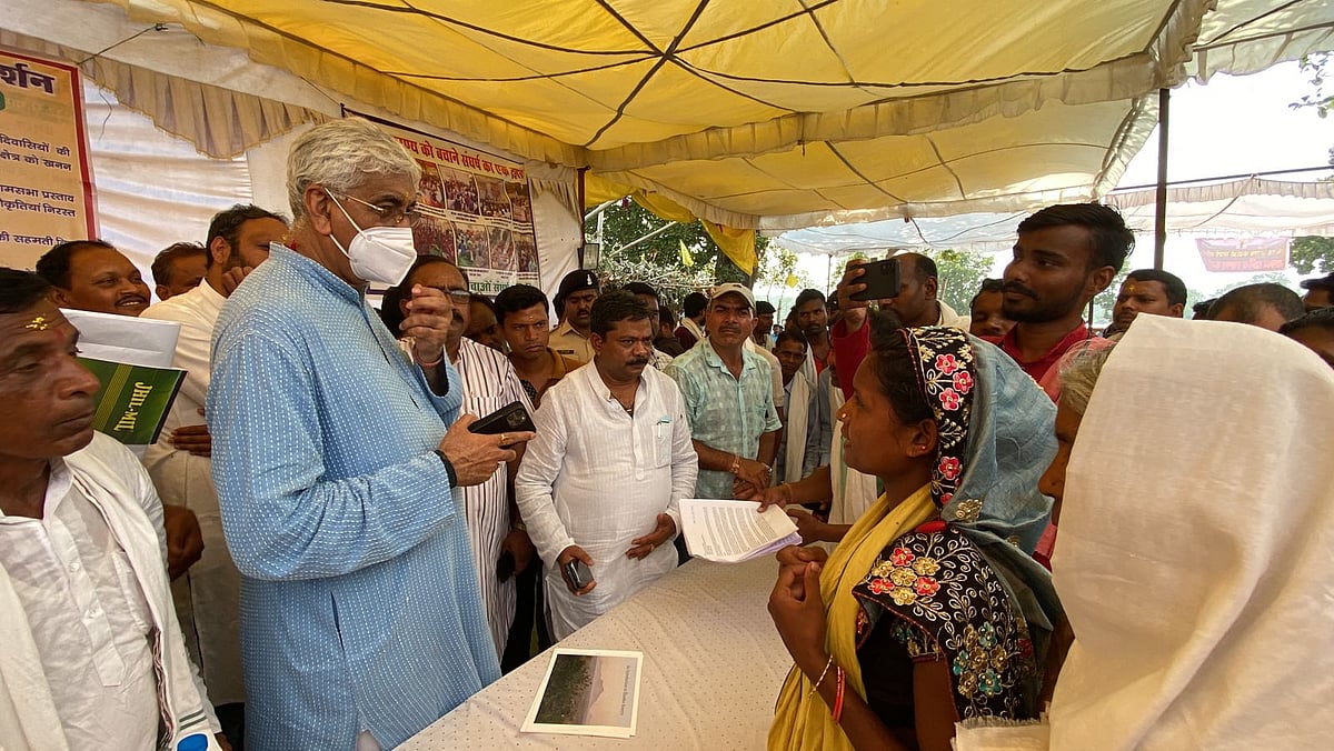 <div class="paragraphs"><p>Chhattisgarh's Health Minister TS Singhdeo met protesters of Hasdeo opposing coal mining. </p></div>