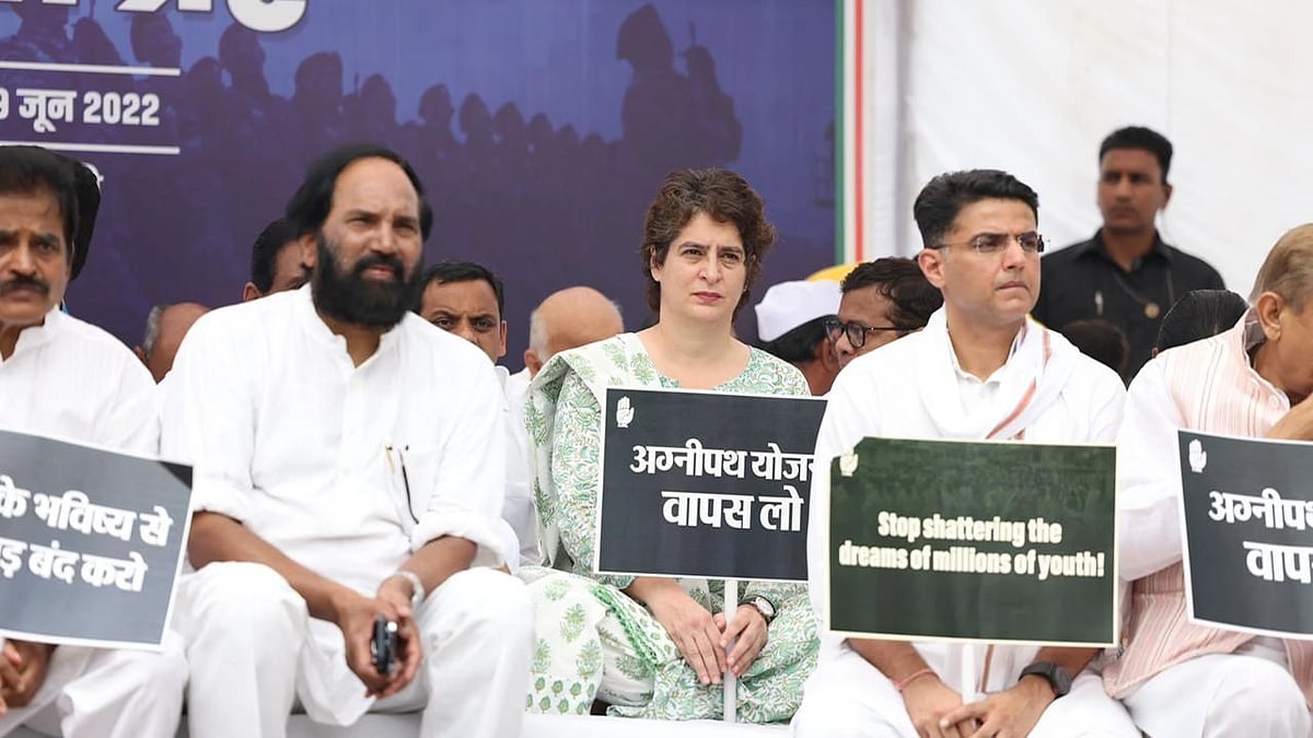 <div class="paragraphs"><p>Priyanka Gandhi Vadra (centre) and other Congress leaders protesting against the Agnipath scheme. </p></div>