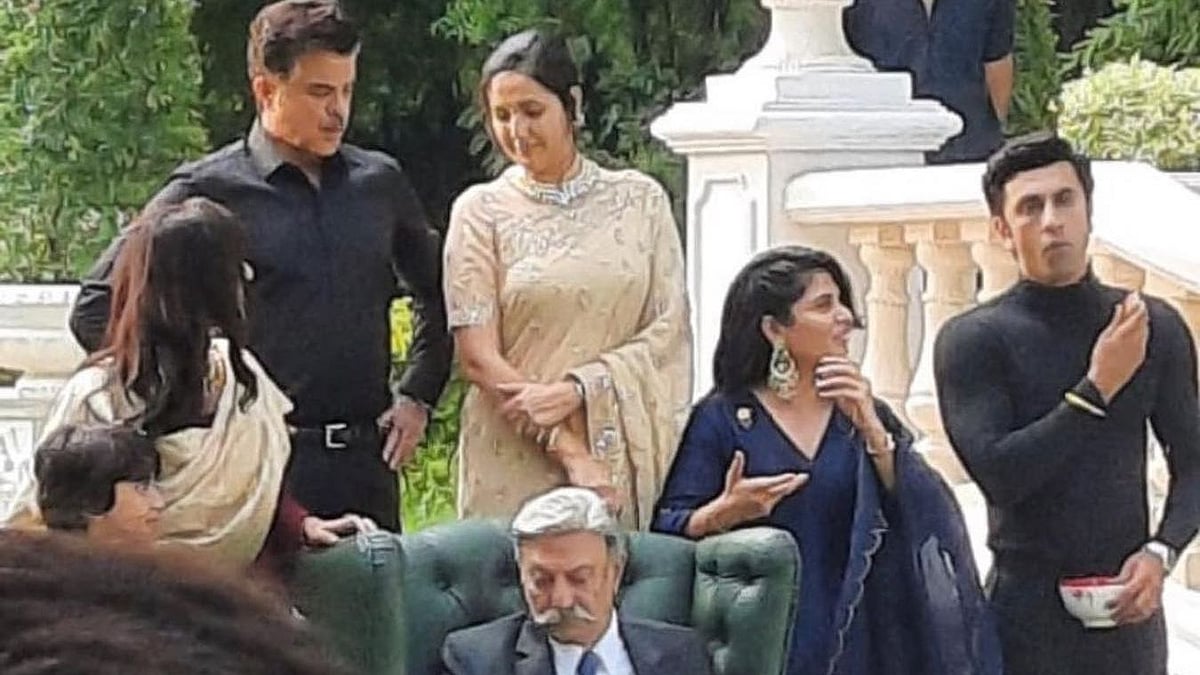 <div class="paragraphs"><p>Anil Kapoor and Ranbir Kapoor on the sets of&nbsp;<em>Animal.</em></p></div>