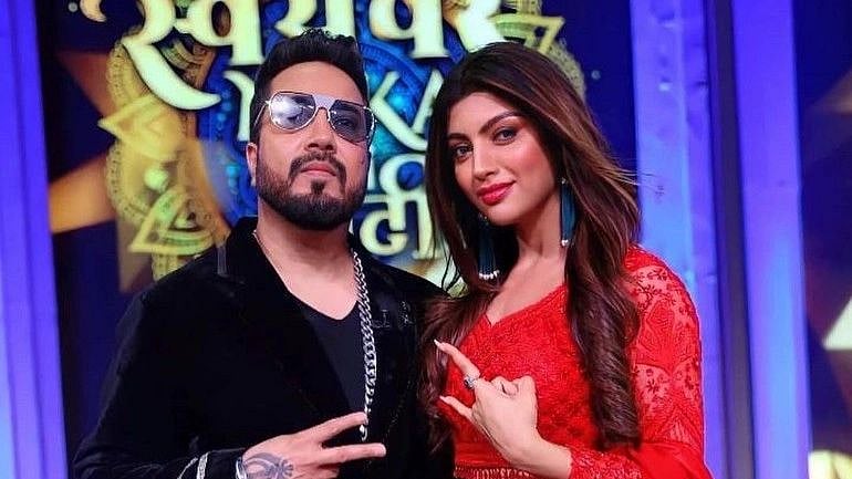 <div class="paragraphs"><p>Mika Singh & Akanksha Puri</p></div>