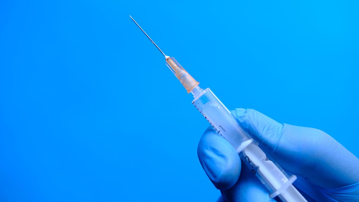 <div class="paragraphs"><p>A vaccinator allegedly used a single syringe to administer anti-coronavirus vaccine doses to 39 children at a private school in Madhya Pradesh</p></div>