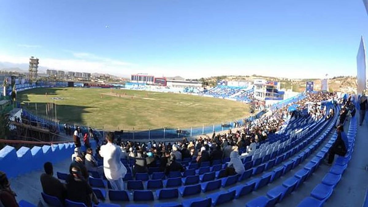 <div class="paragraphs"><p>A grenade blast during a match at Afghanistan's main cricket stadium injured at least four spectators and led to a brief halt in the game.</p></div>