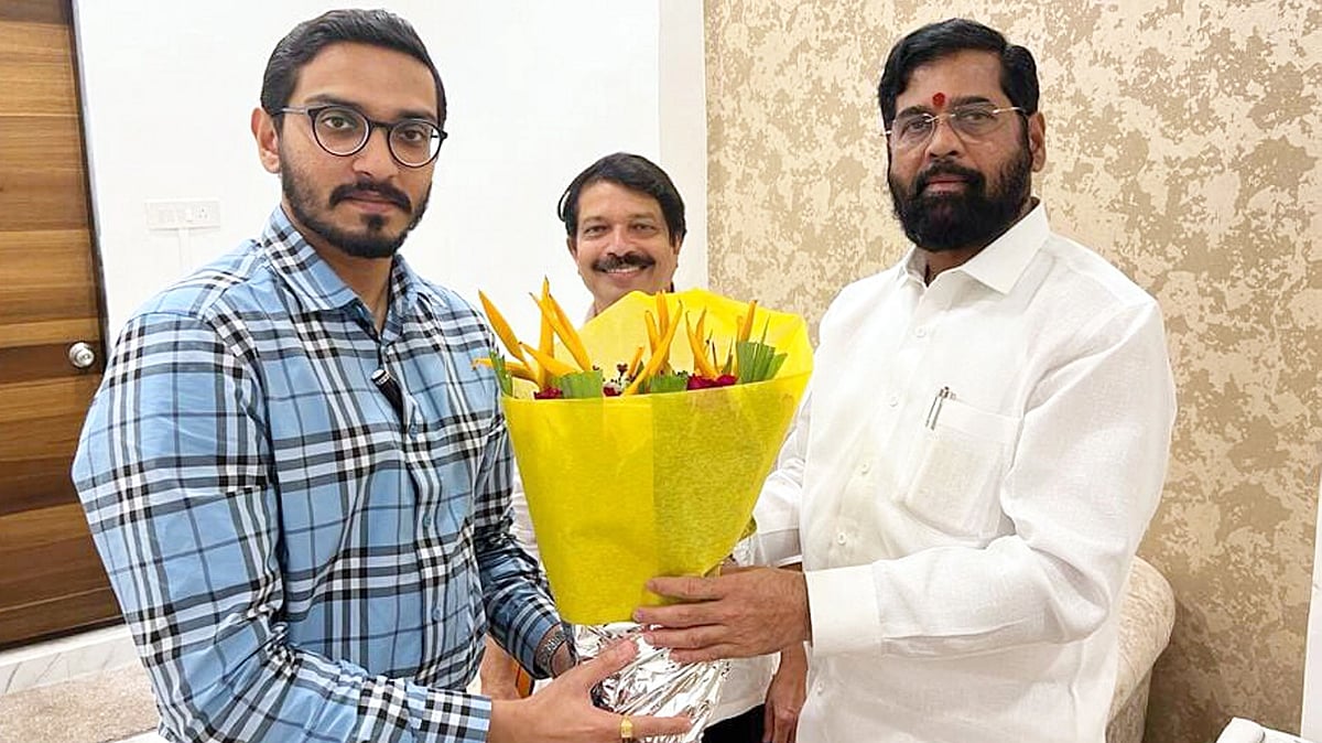 <div class="paragraphs"><p>Maharashta CM Eknath Shinde with Shiv Sena leader Uddhav Thackeray's nephew Nihar Thackeray during  a meeting, in Mumbai on Friday, 29 July.&nbsp;</p></div>
