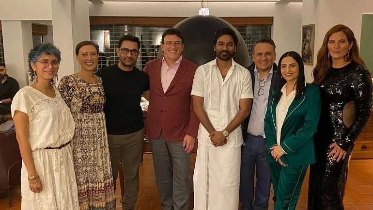 <div class="paragraphs"><p>Aamir Khan Hosts 'The Gray Man' Makers Russo Brothers & Dhanush For Dinner</p></div>