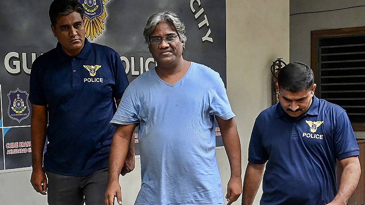 <div class="paragraphs"><p>Gujarat Police have arrested film-maker Avinash Das.</p></div>