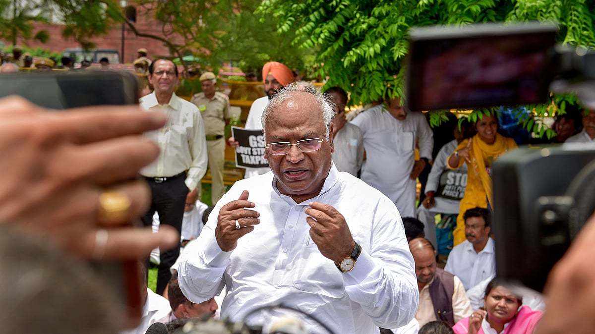 <div class="paragraphs"><p>Mallikarjun Kharge wrote to house chairperson Venkaiah Naidu, requesting him to expunge remarks by BJP MPs</p></div>