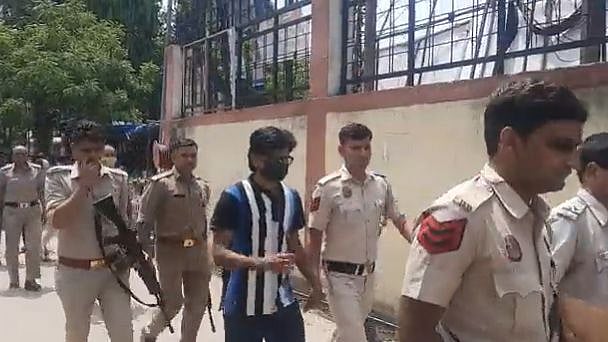 <div class="paragraphs"><p>Alt News' Mohammed Zubair brought to Sitapur</p></div>