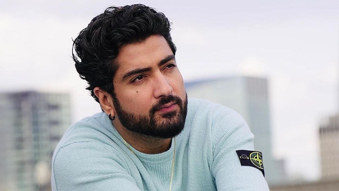 <div class="paragraphs"><p>Singer and lyricist Jaani Johan has been injured in a car accident.</p></div>