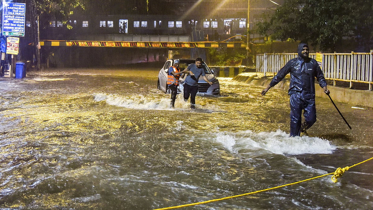 <div class="paragraphs"><p>Heavy rains lashed Mumbai on Friday, 1 July, for a second day, leading to waterlogging and traffic snarls in several parts of the capital city.</p></div>
