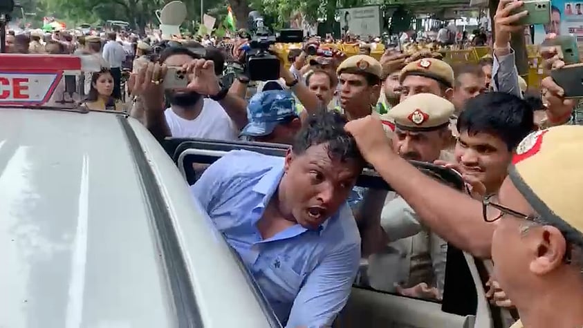 <div class="paragraphs"><p>Youth Congress President BV Srinivas manhandled by Delhi Police</p></div>
