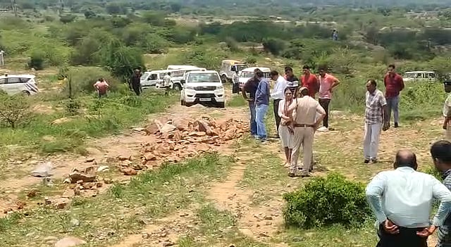 <div class="paragraphs"><p>Tauru DSP Surendra Singh had gone to to conduct raids to stop illegal mining where he spotted the truck,</p></div>