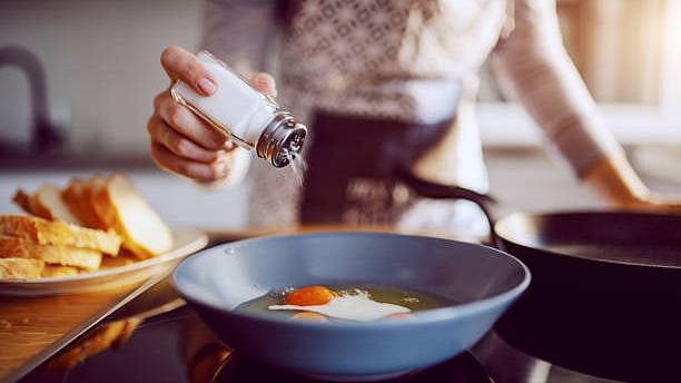 <div class="paragraphs"><p>Dehydration and diets with high salt content are responsible for obesity.</p></div>