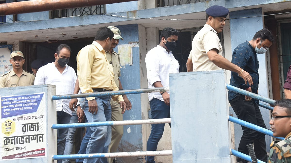 <div class="paragraphs"><p>West Bengal police personnel detain three Jharkhand Congress MLAs after a huge amount of cash was found in their vehicle on Saturday, 30 July, in Howrah district.</p></div>