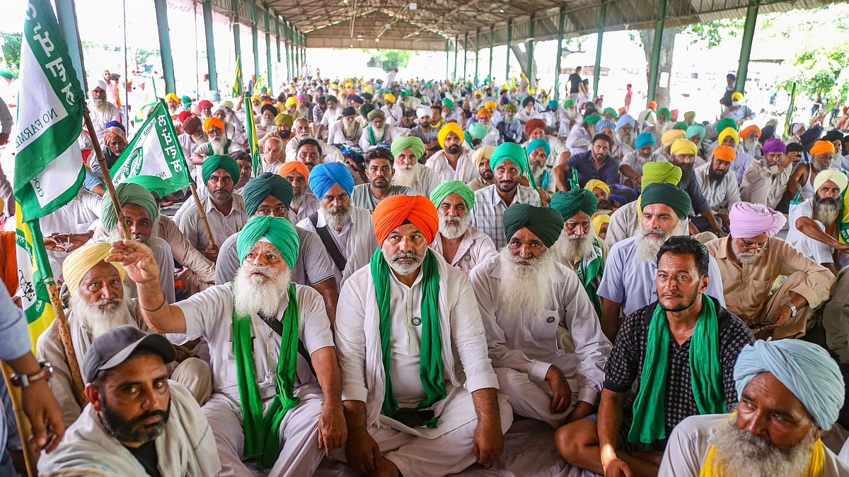 <div class="paragraphs"><p>Bhartiya Kisan Union National Spokesperson Rakesh Tikait and other farmers stage a protest in Lakhimpur Kheri on Thursday, 8 August.</p></div>