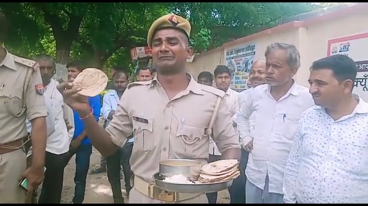 <div class="paragraphs"><p>Police constable Manoj Kumar seen crying over the quality of food in UP's Firozabad on Wednesday, 10 August. </p></div>