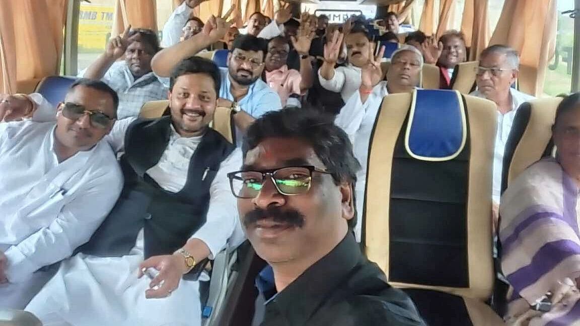 <div class="paragraphs"><p>Amid political uncertainty in the state, three buses carrying Jharkhand MLAs left Chief Minister Hemant Soren's residence in Ranchi on Saturday, 27 August, after the meeting concluded.</p></div>