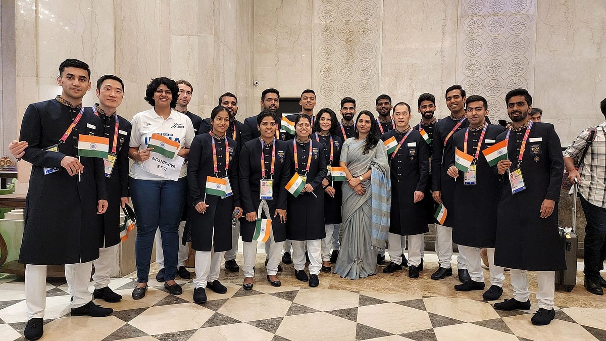 <div class="paragraphs"><p>The Indian badminton and table tennis team members pose for a photo ahead of their meeting with PM Narendra Modi at his official residence on Saturday. </p></div>
