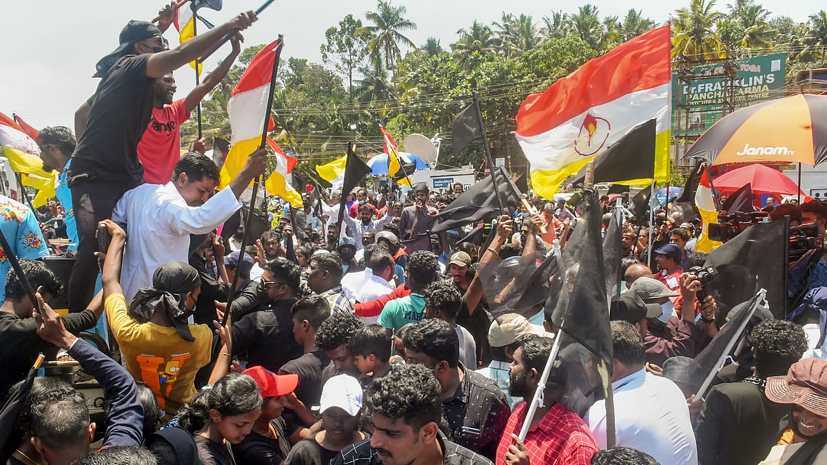 <div class="paragraphs"><p> Fishermen and locals holding black flags stage a protest against at Vizhinjam port on Tuesday, Aug. 16, 2022</p></div>