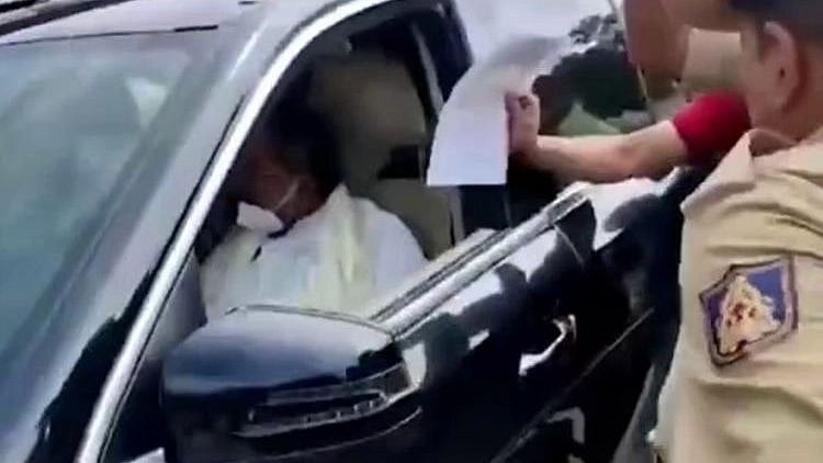 <div class="paragraphs"><p>One of the BJP activist threw Savarkar's photo on Siddaramaiah's lap when his convoy was moving slowly.</p></div>
