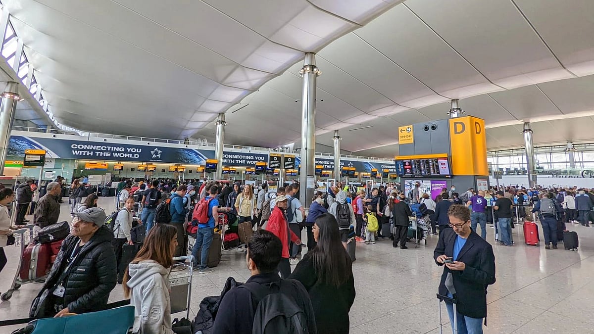 <div class="paragraphs"><p>Passengers at Heathrow airport</p></div>