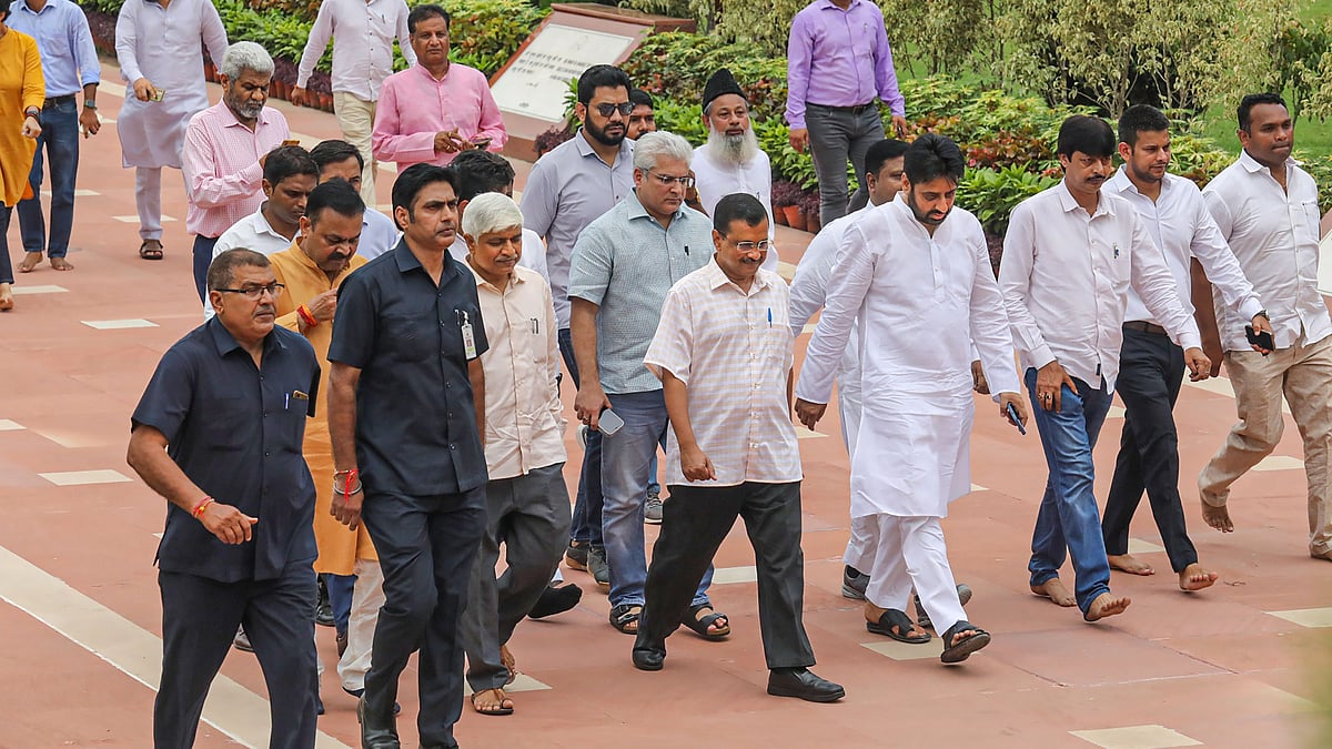 <div class="paragraphs"><p>Delhi Chief Minister and AAP Convener Arvind Kejriwal with party MLAs pays homage to Mahatma Gandhi, at Rajghat in New Delhi, Thursday, 25 August.</p></div>