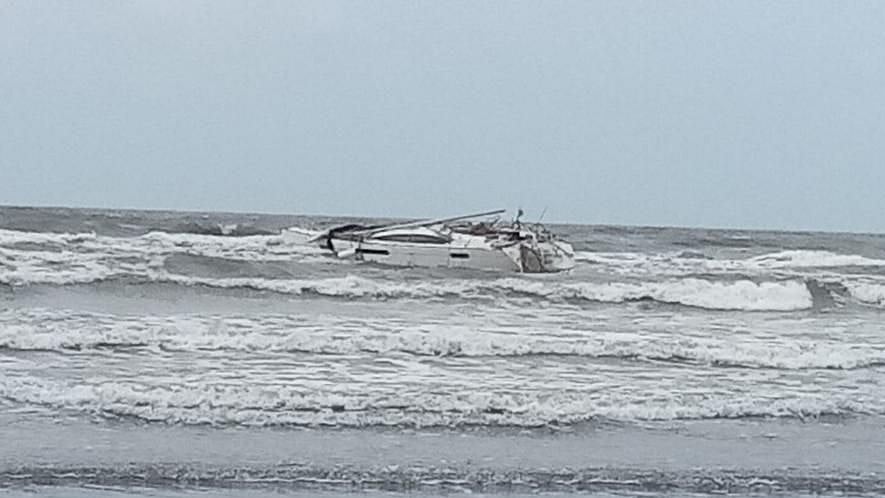 <div class="paragraphs"><p>A suspicious boat with weapons was found in the sea off the Maharashtra coast in Raigad.</p></div>
