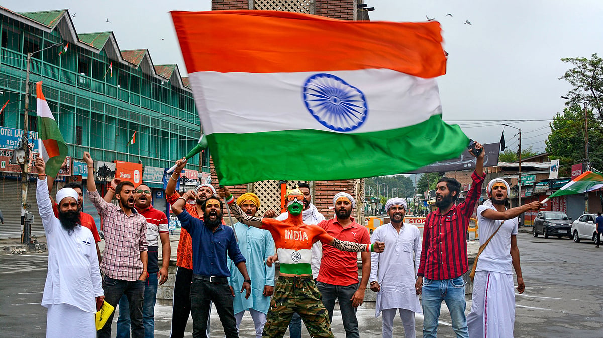 <div class="paragraphs"><p>People wave the tricolour celebrating the 76th Independence Day, at Ghanta Ghar Lal Chowk in Srinagar, on Monday, 15 August. </p></div>