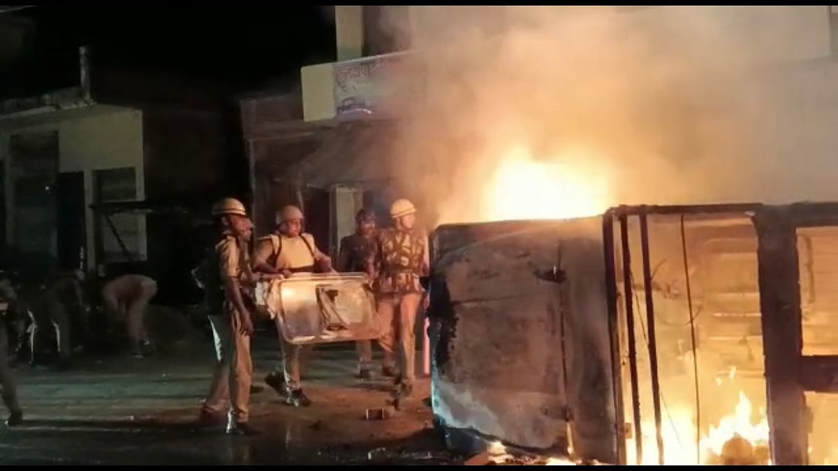 <div class="paragraphs"><p>Police officials trying to douse flames amid protests in Uttar Pradesh's Auraiya on Monday, 26 September. </p></div>