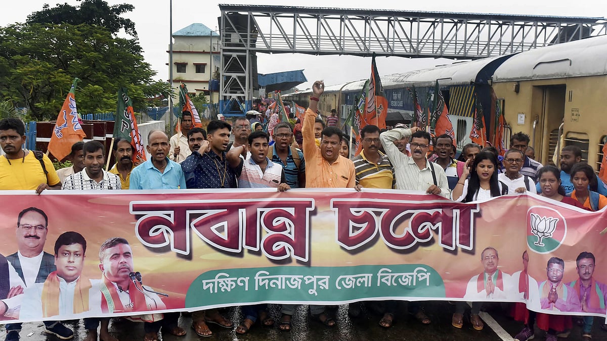 <div class="paragraphs"><p>BJP supporters raise slogans before boarding a Kolkata-bound train to participate in the party's 'Nabanna Abhijan' march at the Balurghat railway station in South Dinajpur district in West Bengal on 12 September. </p></div>