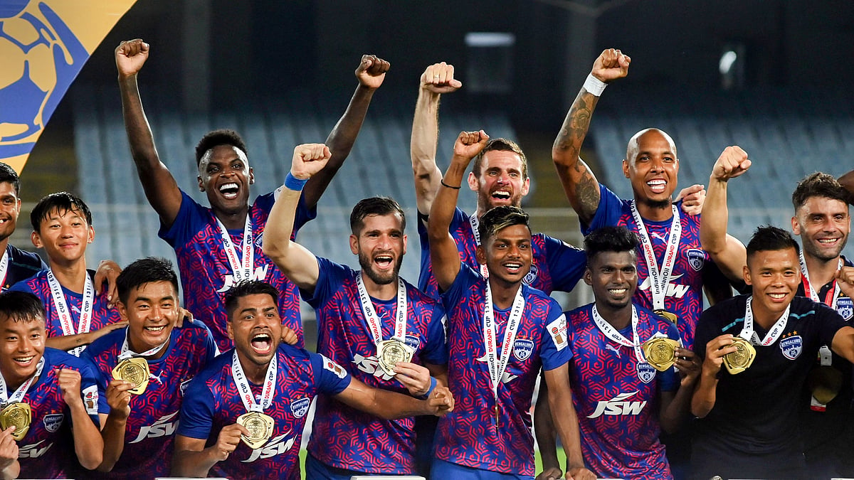 <div class="paragraphs"><p>Bengaluru FC players pose with the Durand Cup 2022 trophy at Vivekananda Yuba Bharati Krirangan Stadium in Kolkata on Sunday. </p></div>