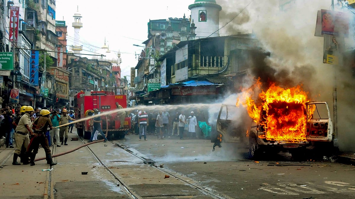 <div class="paragraphs"><p>Kolkata: Firefighters try to douse a police vehicle that was set on fire by some miscreants near Nakhoda Mosque on Tuesday, 13 September.</p></div>