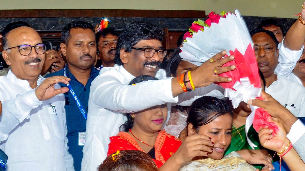 <div class="paragraphs"><p>Hemant Soren himself was at the forefront of the attack when the state assembly commenced at 10:30 am.</p></div>