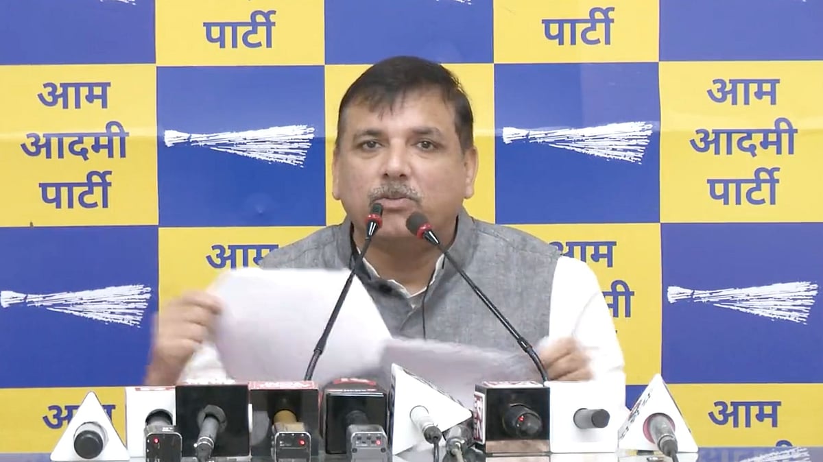 <div class="paragraphs"><p>AAP leader Sanjay Singh tears LG VK Saxena's defamation notice.</p></div>