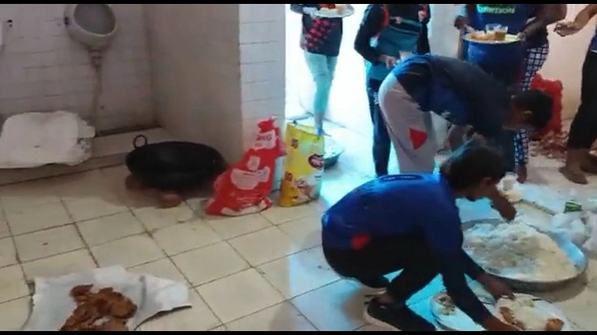 <div class="paragraphs"><p>File photo of food served to kabaddi players on plates and papers kept on the floor of the toilet at Saharanpur's Bhimrao Ambedkar Stadium.</p></div>
