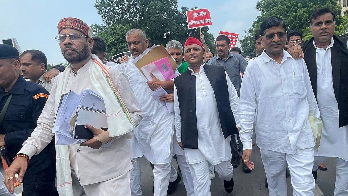 <div class="paragraphs"><p>SP chief Akhilesh Yadav with his party's MLAs. </p></div>