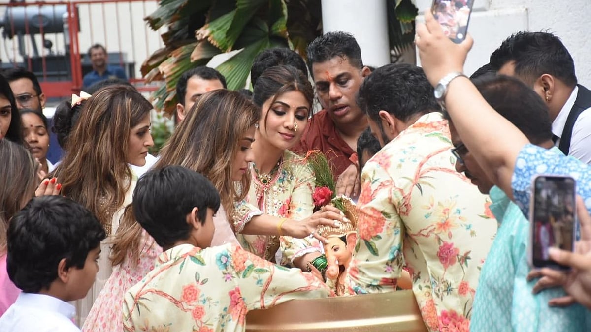 <div class="paragraphs"><p>Shilpa Shetty and Raj Kundra during Ganpati Visarjan.&nbsp;</p></div>